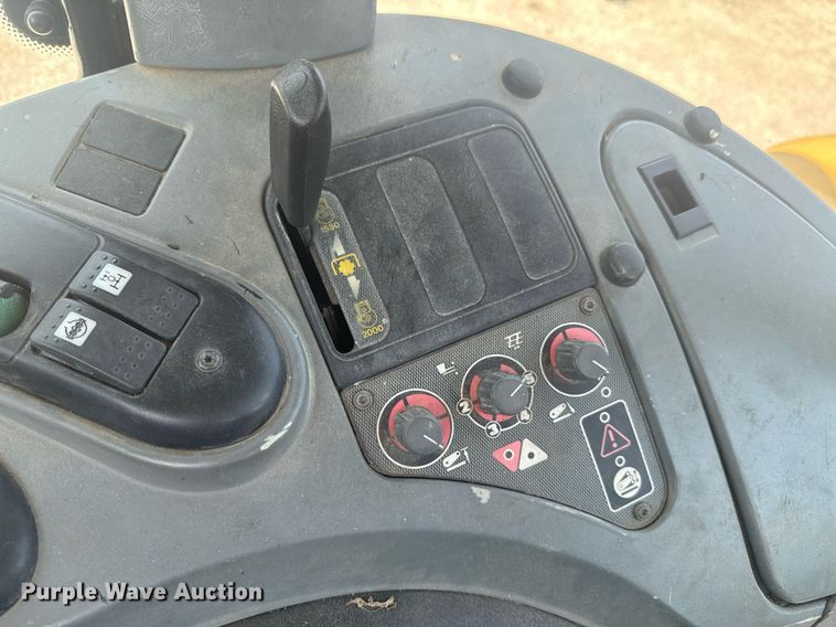 image for item DU9794 2004 Challenger MT525B MFWD tractor