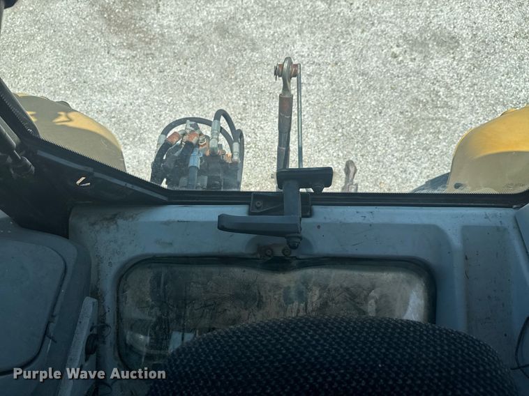 image for item DU9794 2004 Challenger MT525B MFWD tractor