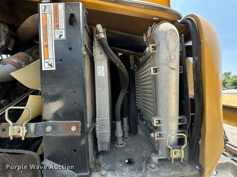 image for item DU9794 2004 Challenger MT525B MFWD tractor