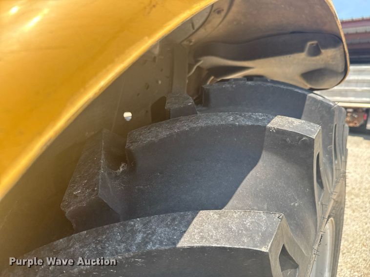 image for item DU9794 2004 Challenger MT525B MFWD tractor