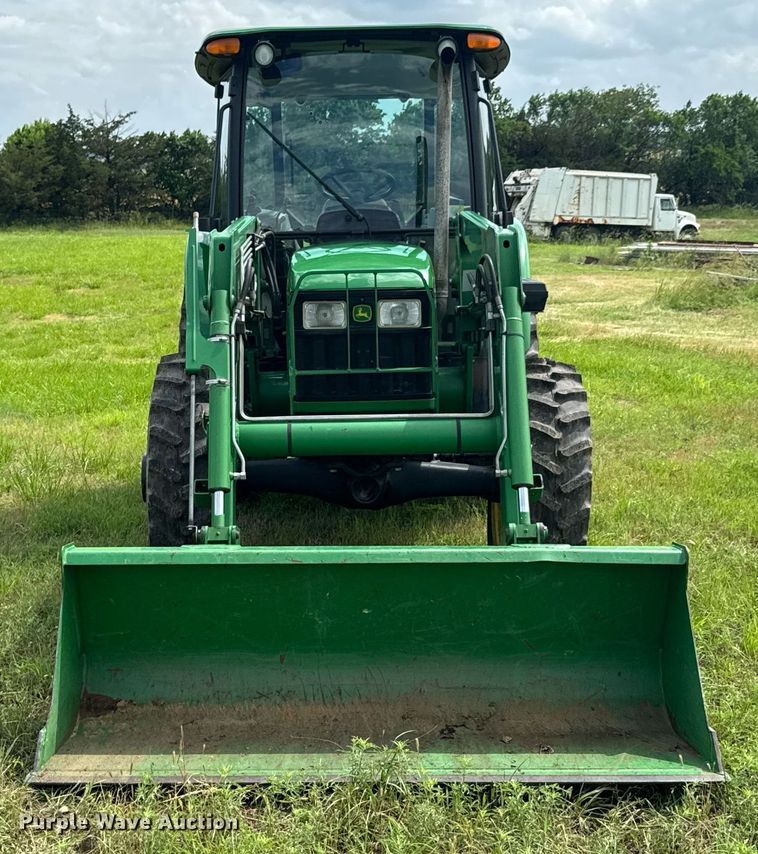 image for item DU9804 2004 John Deere 5520 MFWD tractor