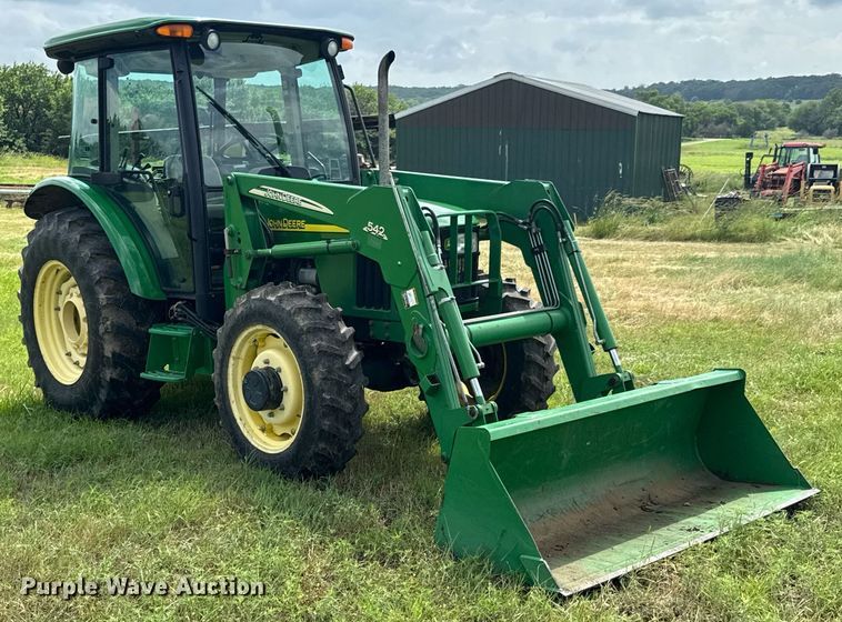 image for item DU9804 2004 John Deere 5520 MFWD tractor