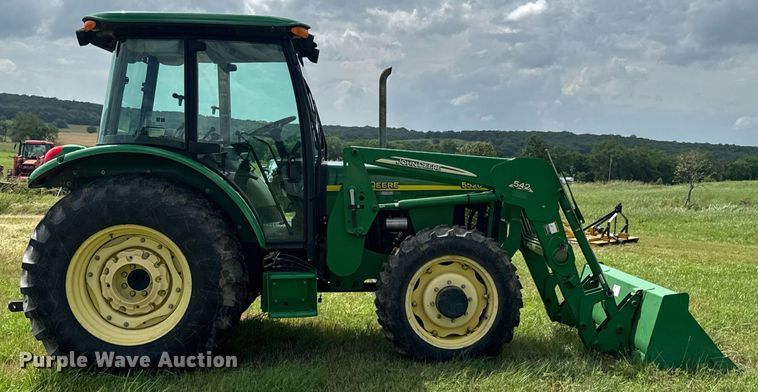 image for item DU9804 2004 John Deere 5520 MFWD tractor