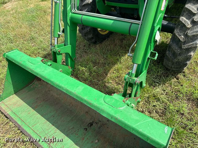 image for item DU9804 2004 John Deere 5520 MFWD tractor