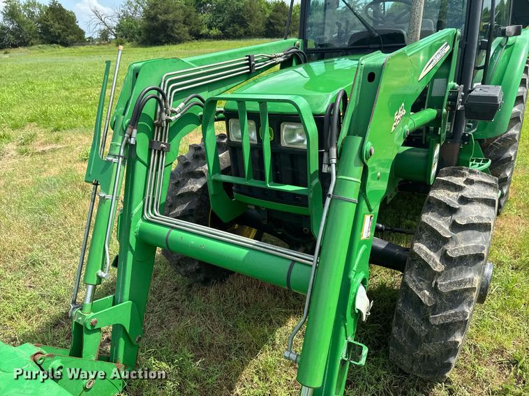 image for item DU9804 2004 John Deere 5520 MFWD tractor