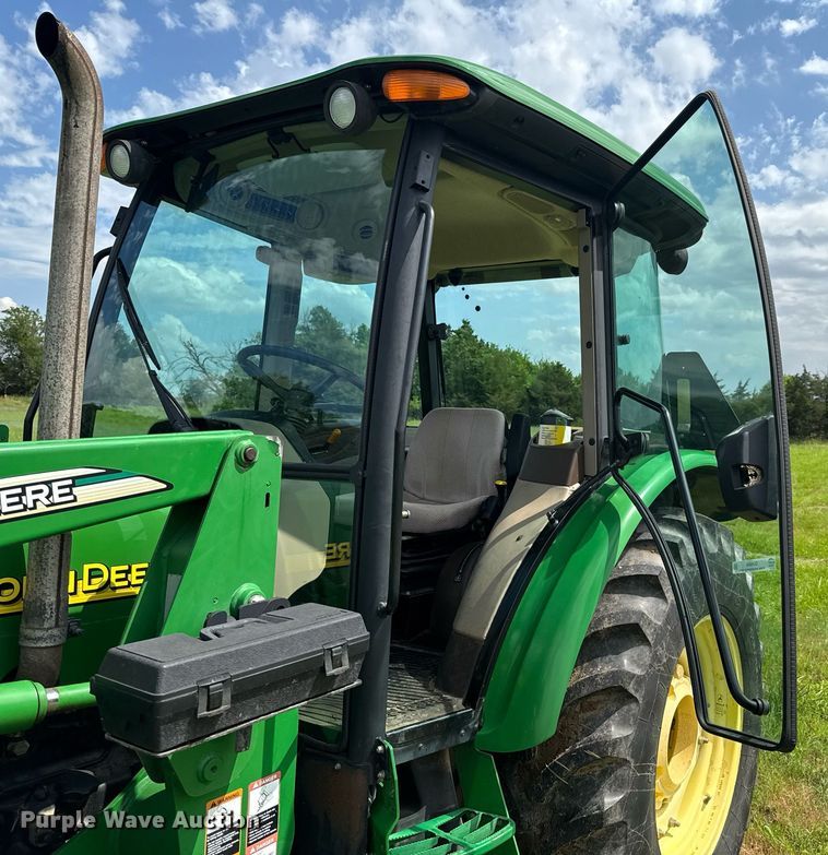 image for item DU9804 2004 John Deere 5520 MFWD tractor