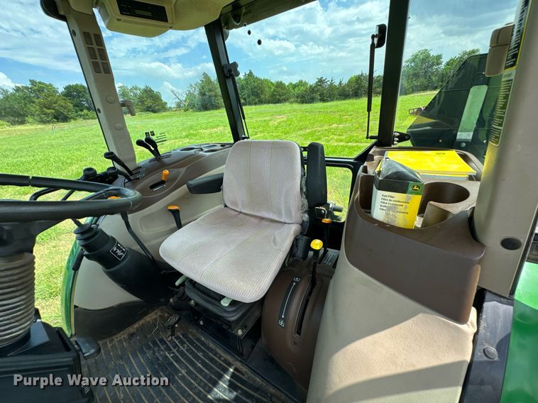 image for item DU9804 2004 John Deere 5520 MFWD tractor