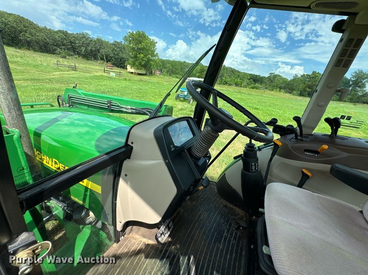 image for item DU9804 2004 John Deere 5520 MFWD tractor