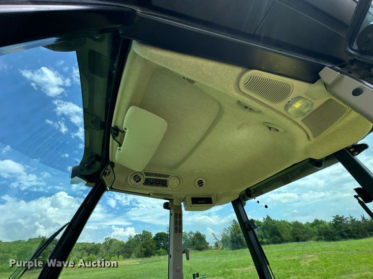 image for item DU9804 2004 John Deere 5520 MFWD tractor