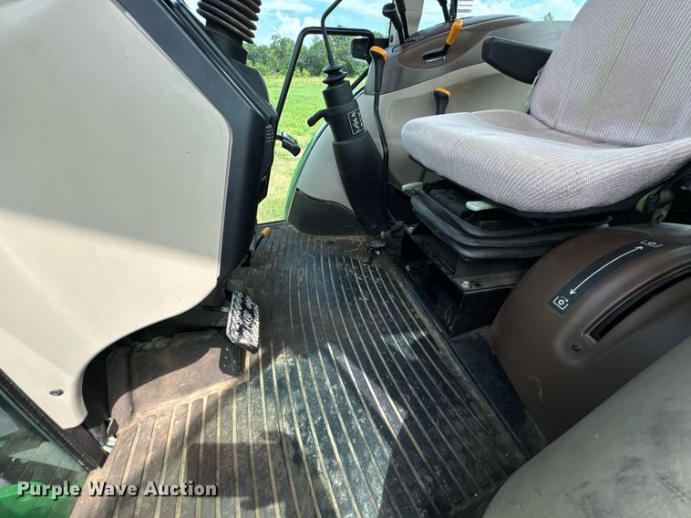 image for item DU9804 2004 John Deere 5520 MFWD tractor