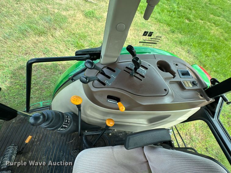 image for item DU9804 2004 John Deere 5520 MFWD tractor