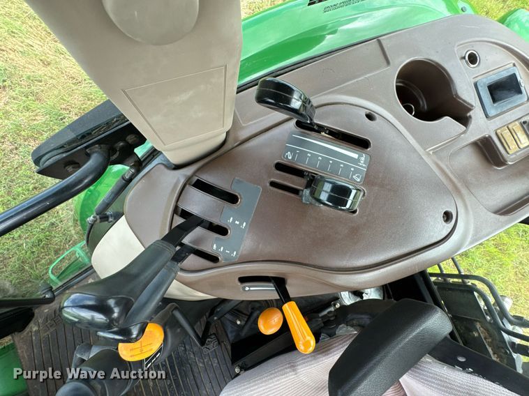 image for item DU9804 2004 John Deere 5520 MFWD tractor