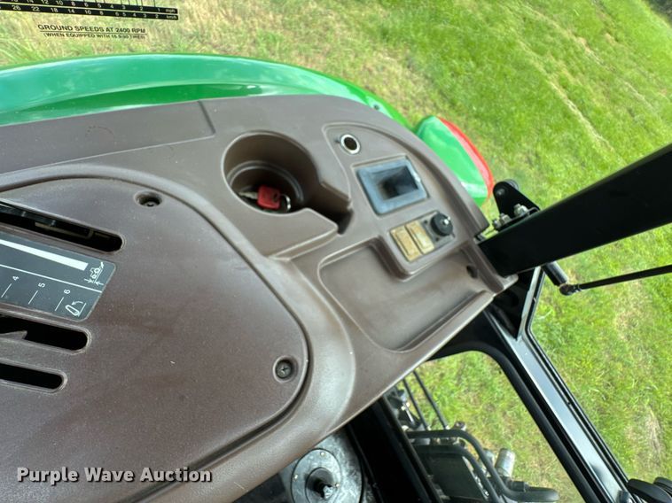 image for item DU9804 2004 John Deere 5520 MFWD tractor