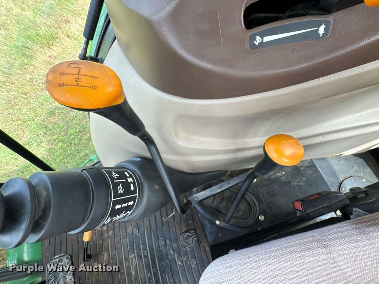 image for item DU9804 2004 John Deere 5520 MFWD tractor