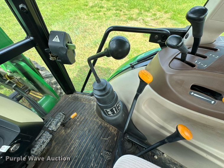 image for item DU9804 2004 John Deere 5520 MFWD tractor