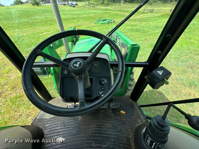 image for item DU9804 2004 John Deere 5520 MFWD tractor