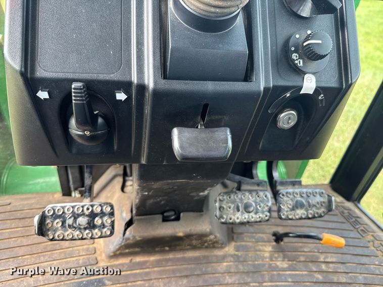 image for item DU9804 2004 John Deere 5520 MFWD tractor