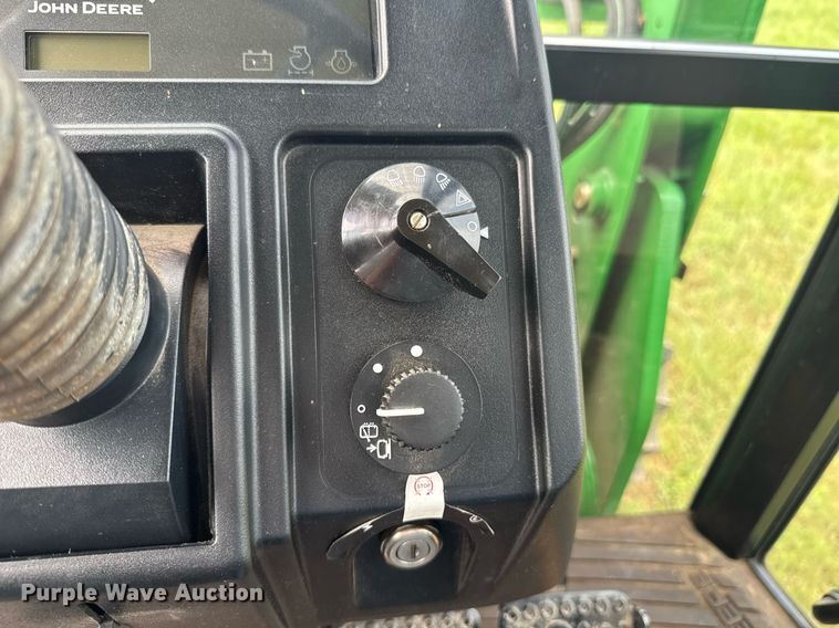 image for item DU9804 2004 John Deere 5520 MFWD tractor