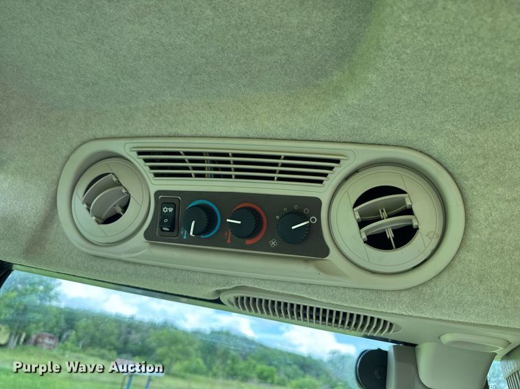 image for item DU9804 2004 John Deere 5520 MFWD tractor