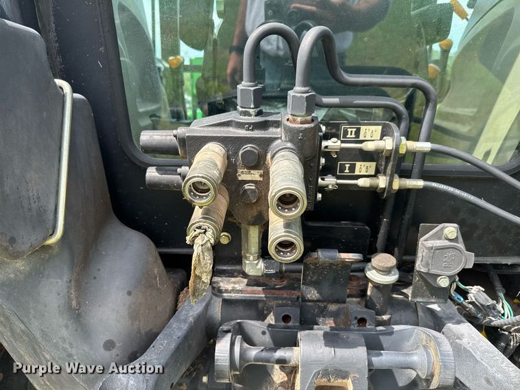 image for item DU9804 2004 John Deere 5520 MFWD tractor