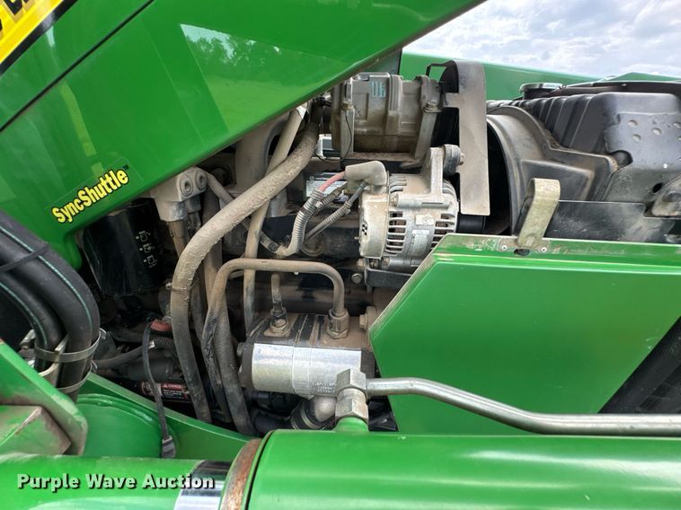 image for item DU9804 2004 John Deere 5520 MFWD tractor