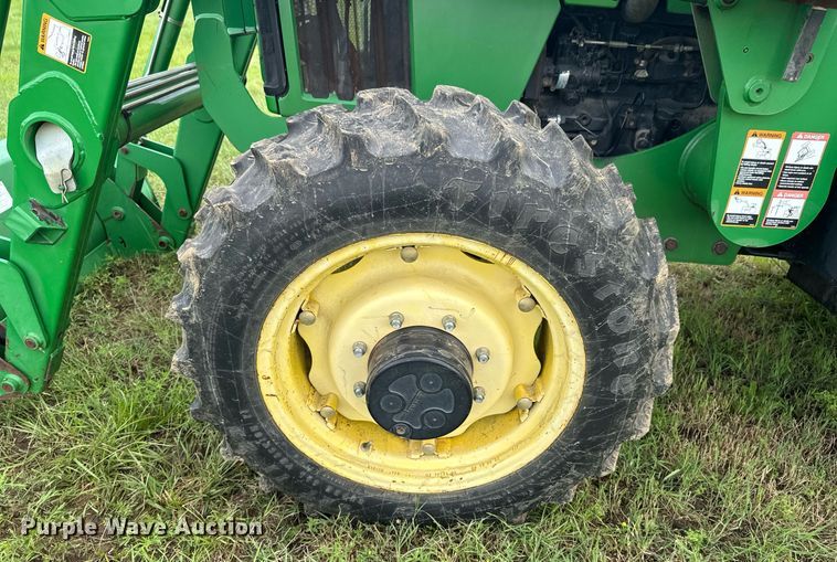 image for item DU9804 2004 John Deere 5520 MFWD tractor