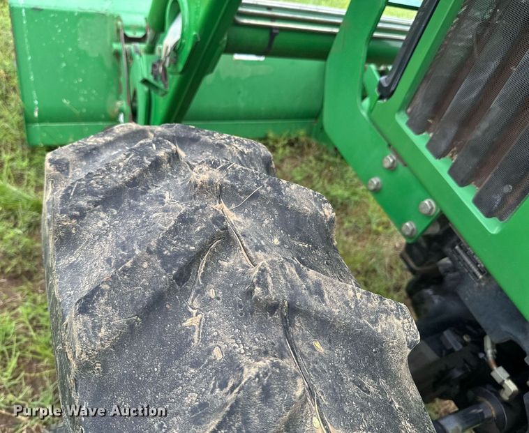 image for item DU9804 2004 John Deere 5520 MFWD tractor