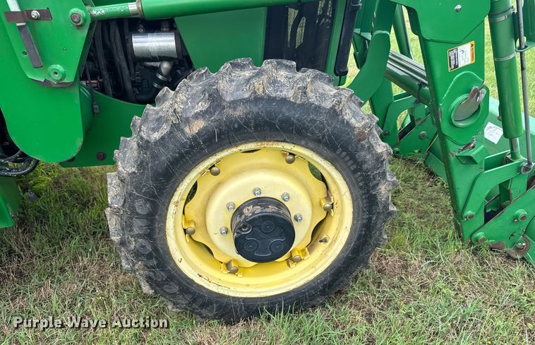 image for item DU9804 2004 John Deere 5520 MFWD tractor