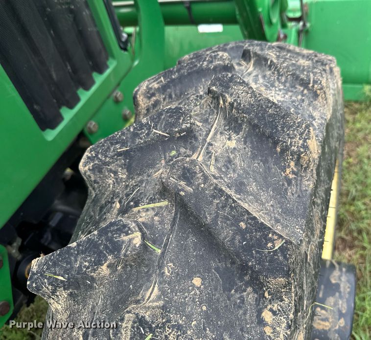 image for item DU9804 2004 John Deere 5520 MFWD tractor