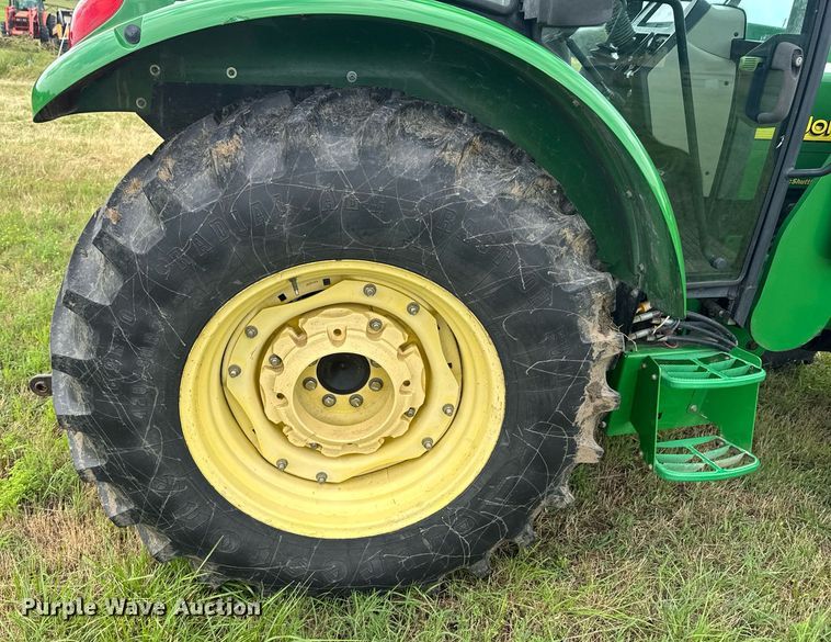 image for item DU9804 2004 John Deere 5520 MFWD tractor