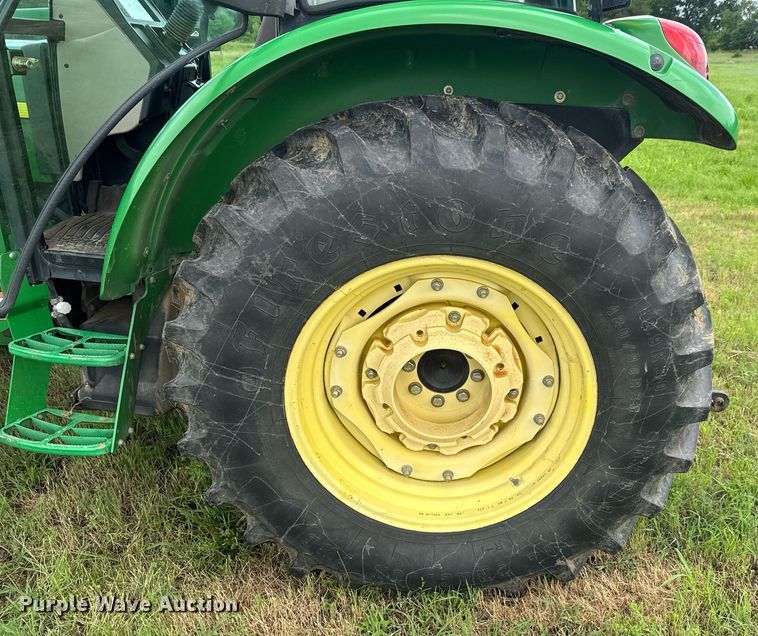 image for item DU9804 2004 John Deere 5520 MFWD tractor