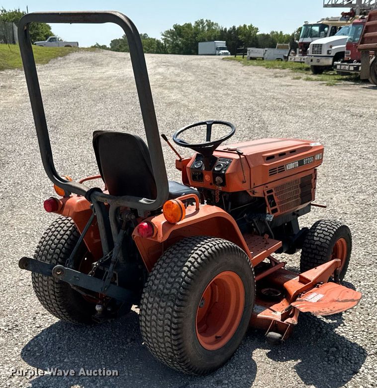 image for item DU9859 Kubota B7200 MFWD tractor