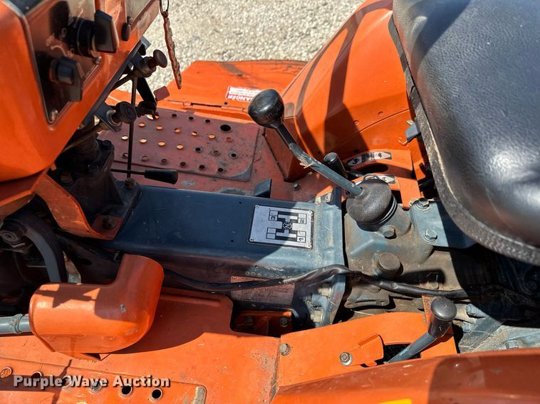 image for item DU9859 Kubota B7200 MFWD tractor