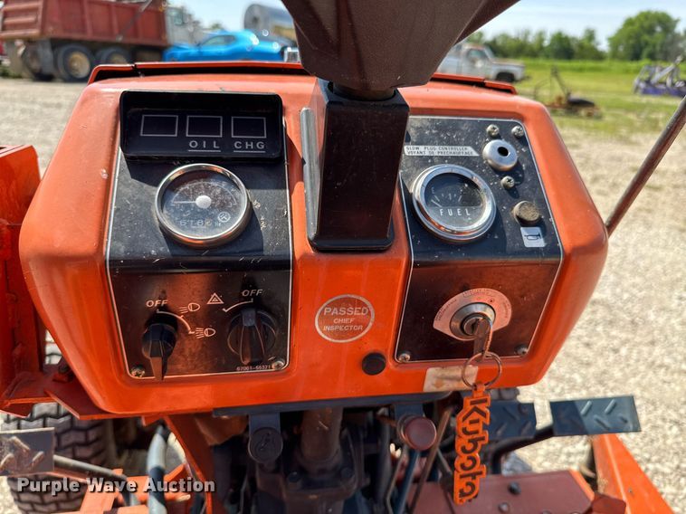 image for item DU9859 Kubota B7200 MFWD tractor