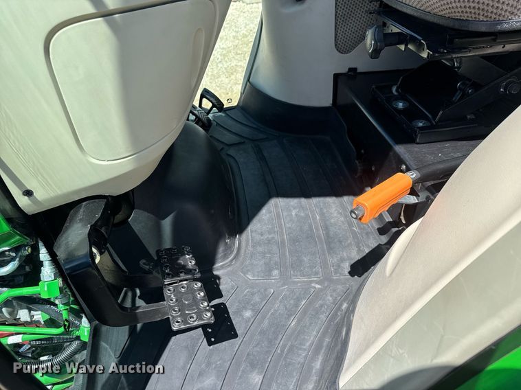 image for item DY0140 2018 John Deere 4044R MFWD tractor