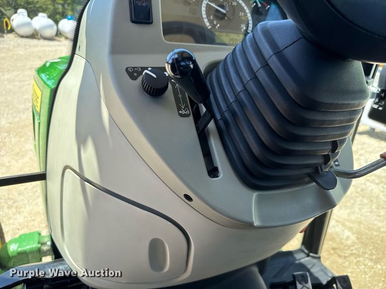 image for item DY0140 2018 John Deere 4044R MFWD tractor