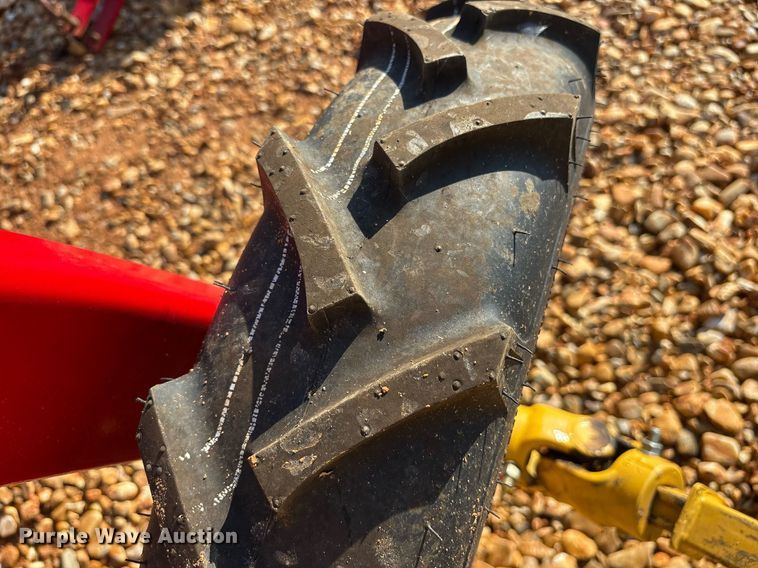 image for item DY0598 New Holland Rolabar 256 hay rake