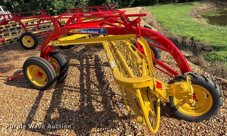 image for item DY0600 New Holland Rolabar 258 hay rake