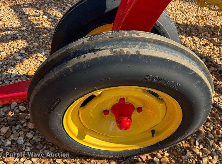 image for item DY0600 New Holland Rolabar 258 hay rake