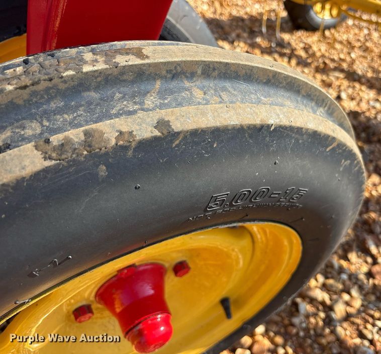 image for item DY0600 New Holland Rolabar 258 hay rake