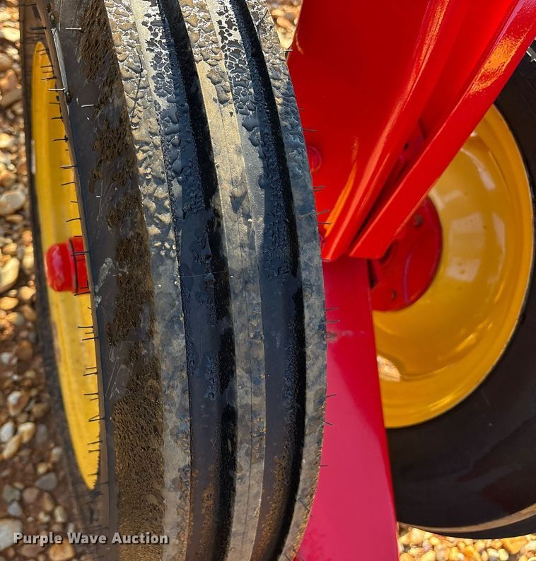 image for item DY0600 New Holland Rolabar 258 hay rake