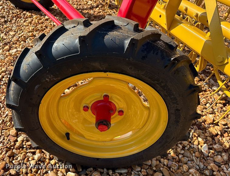 image for item DY0600 New Holland Rolabar 258 hay rake