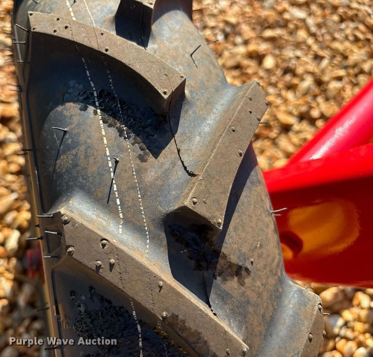 image for item DY0600 New Holland Rolabar 258 hay rake