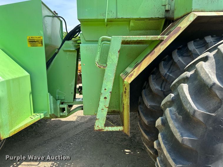 image for item EB2610 1984 Steiger Bearcat KM-225 4WD tractor
