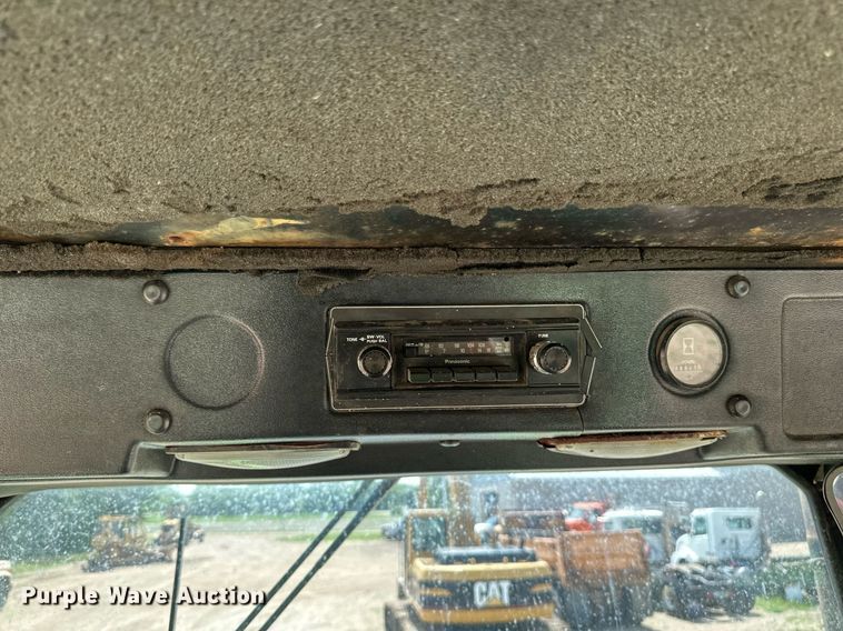 image for item EB2610 1984 Steiger Bearcat KM-225 4WD tractor