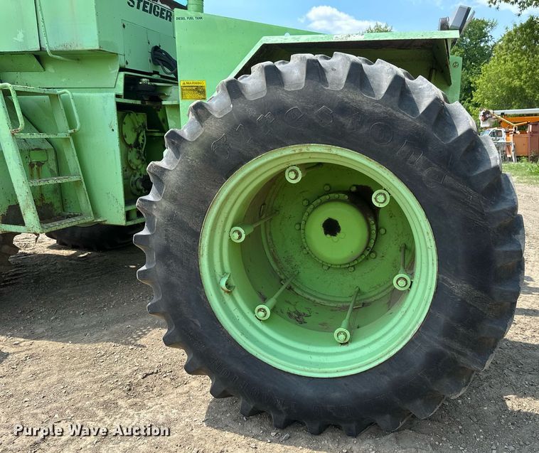 image for item EB2610 1984 Steiger Bearcat KM-225 4WD tractor