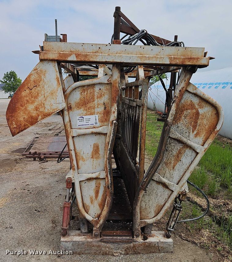 image for item EB8107 Squeeze chute