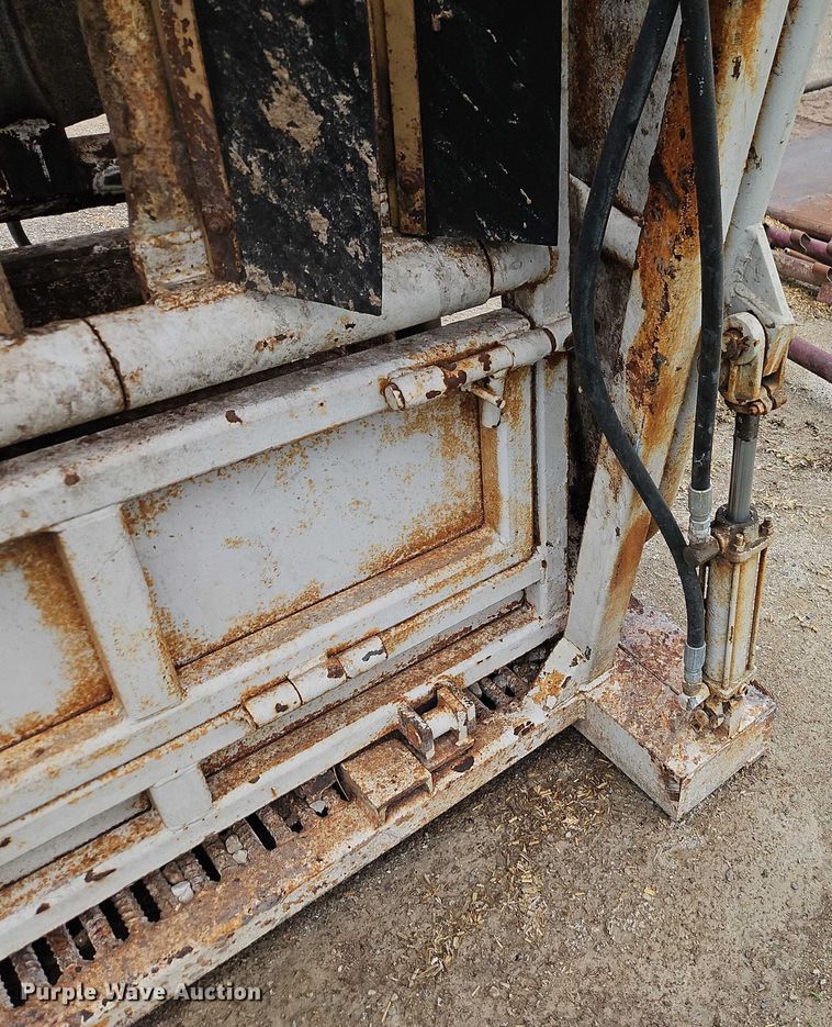 image for item EB8107 Squeeze chute