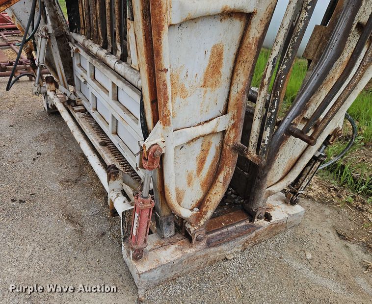 image for item EB8107 Squeeze chute