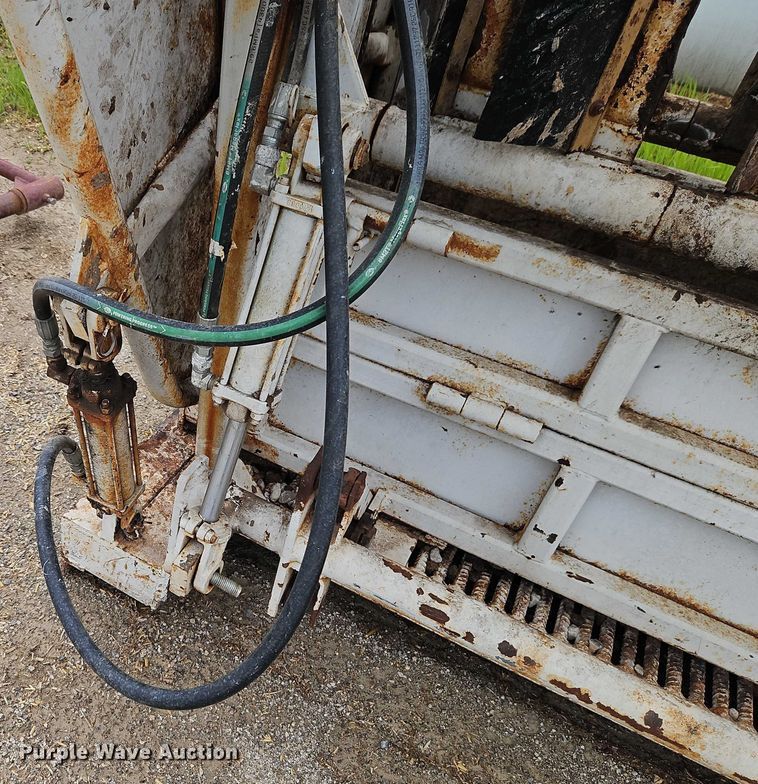 image for item EB8107 Squeeze chute